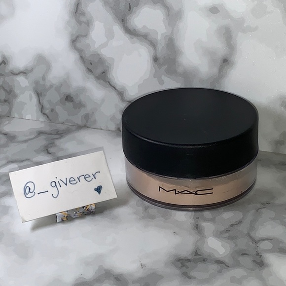 NC15 Select Sheer Loose Powder MAC Cosmetics - Picture 3 of 12